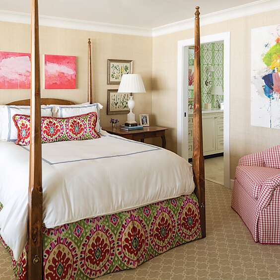 Bedroom with four-poster bed and pink and green details