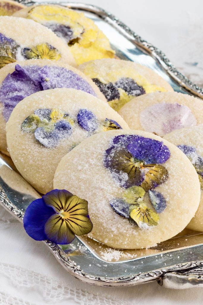 Flower-topped sugar cookies
